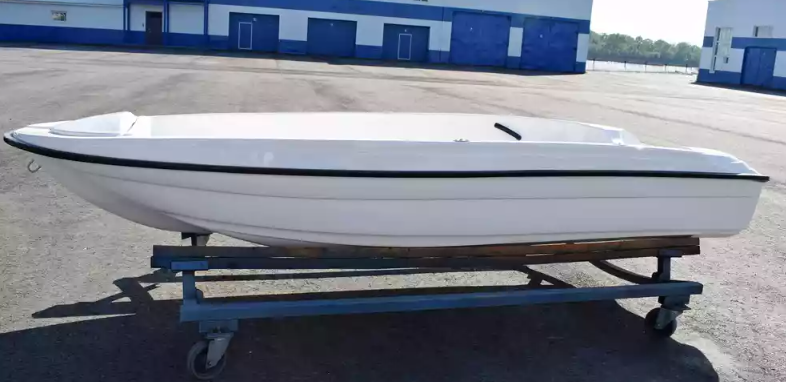 Стеклопластиковая лодка Пингвин (тримаран) в Чите