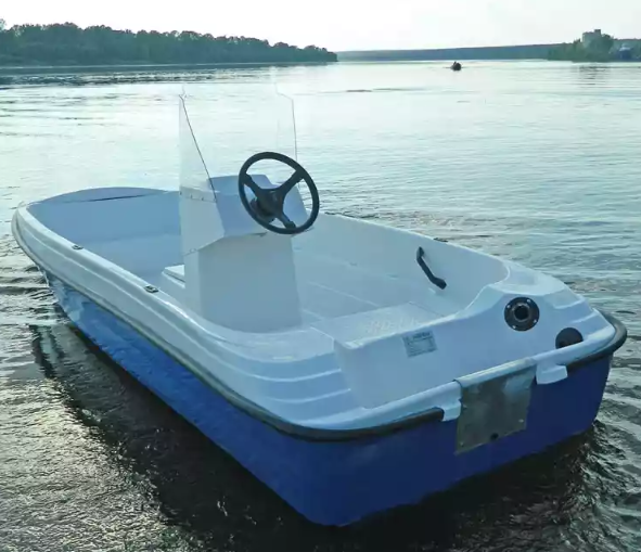 Стеклопластиковая лодка Пингвин с консолью (тримаран) в Чите