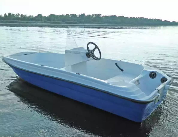 Стеклопластиковая лодка Пингвин с консолью (тримаран) в Чите